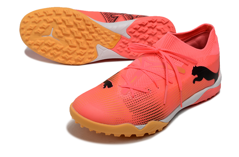 CHUTEIRA PUMA FUTURE 7 ULTIMATE SOCIETY - ROSA E AMARELA