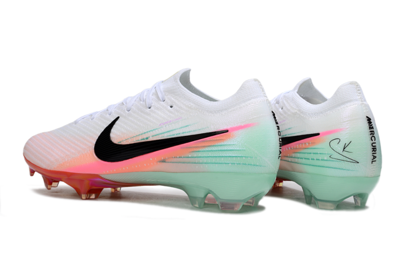 CHUTEIRA NIKE AIR ZOOM MERCURIAL VAPOR 16 ELITE CAMPO "SAM KERR" - BRANCA E COLORIDA