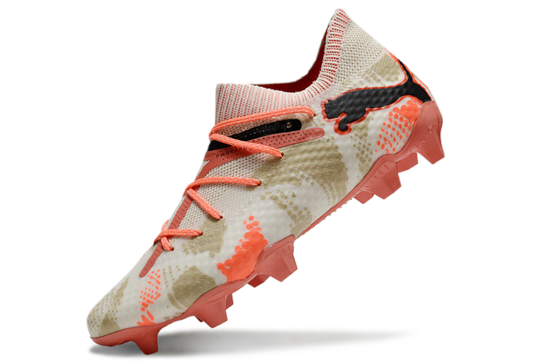 CHUTEIRA PUMA FUTURE 7 ULTIMATE CAMPO - BRANCA E LARANJA