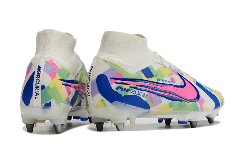 CHUTEIRA NIKE AIR ZOOM MERCURIAL SUPERFLY 9 ELITE TRAVA MISTA "SOCAL" - BRANCA E COLORIDA