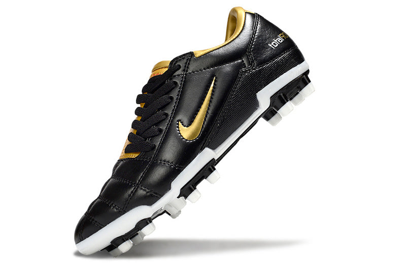 CHUTEIRA NIKE TOTAL 90 III CAMPO - PRETA E DOURADA