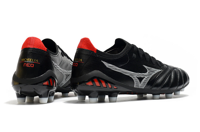 CHUTEIRA MIZUNO MORELIA NEO III JAPAN CAMPO - PRETA E VERMELHA