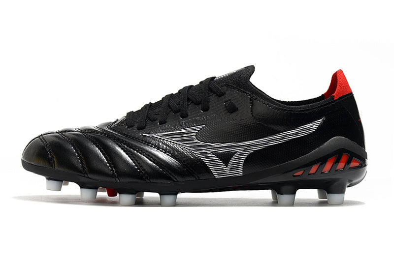 CHUTEIRA MIZUNO MORELIA NEO III JAPAN CAMPO - PRETA E VERMELHA