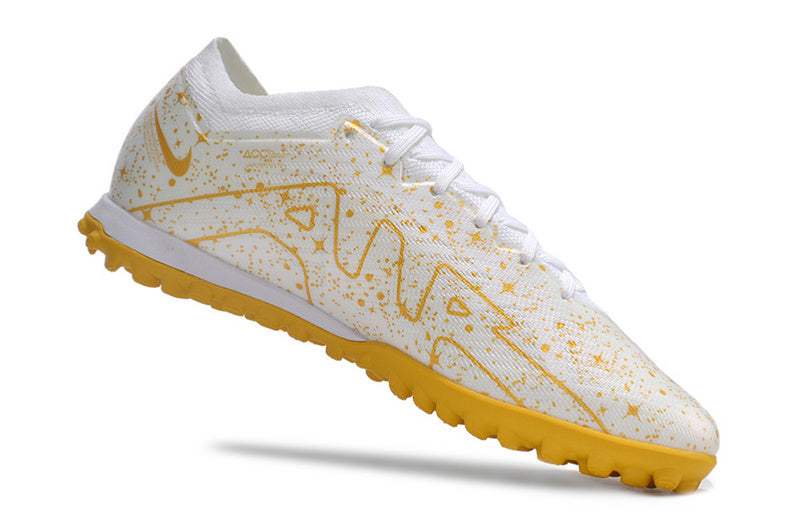 CHUTEIRA NIKE MERCURIAL AIR ZOOM VAPOR 15 ELITE SOCIETY - BRANCA E DOURADA