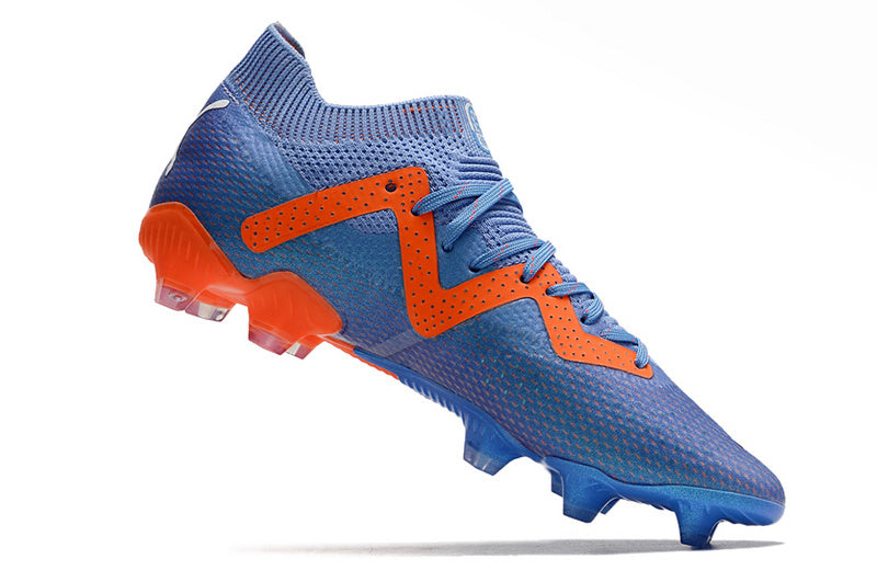 CHUTEIRA PUMA FUTURE ULTIMATE CAMPO "SUPERCHARGE" AZUL E LARANJA