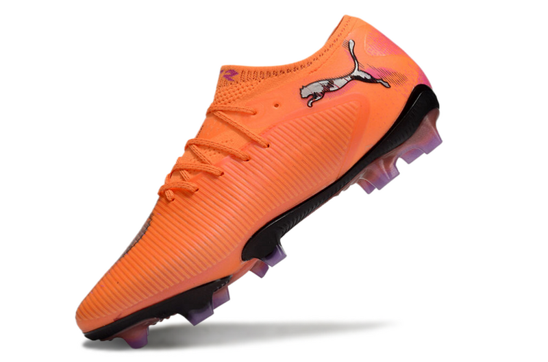 CHUTEIRA PUMA FUTURE 8 ULTIMATE LOW CAMPO - LARANJA E ROSA