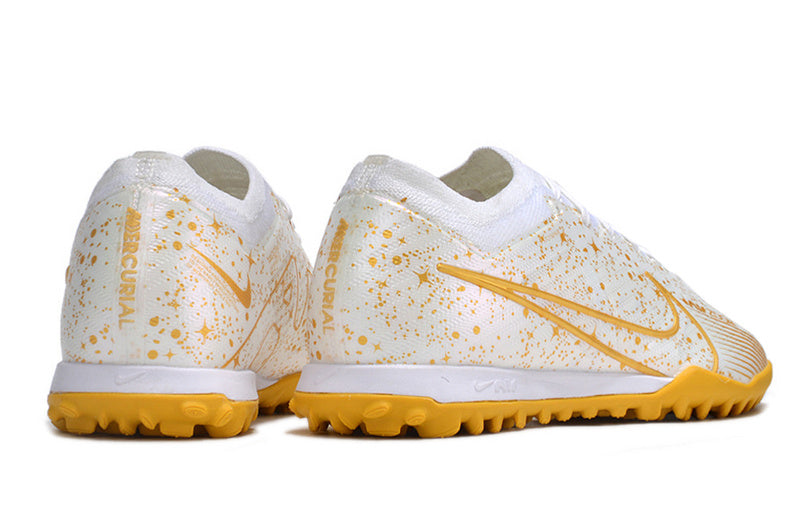 CHUTEIRA NIKE MERCURIAL AIR ZOOM VAPOR 15 ELITE SOCIETY - BRANCA E DOURADA