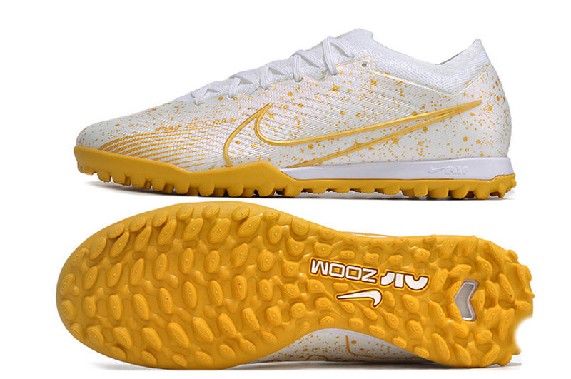 CHUTEIRA NIKE MERCURIAL AIR ZOOM VAPOR 15 ELITE SOCIETY - BRANCA E DOURADA