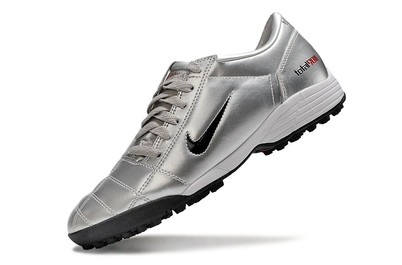 CHUTEIRA NIKE TOTAL 90 III SOCIETY - PRATA, PRETA E VERMELHA