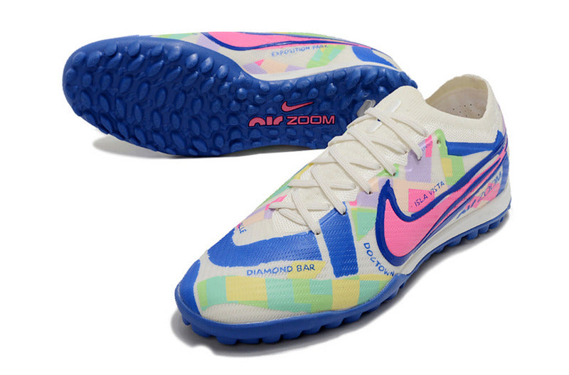 CHUTEIRA NIKE MERCURIAL AIR ZOOM VAPOR 15 ELITE SOCIETY "SOCAL" - BRANCA, AZUL E ROSA