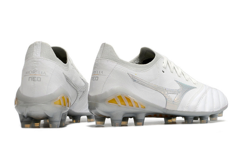 CHUTEIRA MIZUNO MORELIA NEO III JAPAN CAMPO - BRANCA E AMARELA