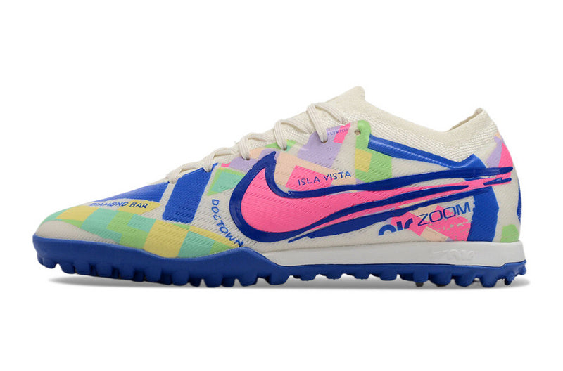 CHUTEIRA NIKE MERCURIAL AIR ZOOM VAPOR 15 ELITE SOCIETY "SOCAL" - BRANCA, AZUL E ROSA
