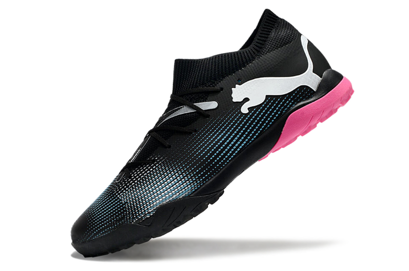 CHUTEIRA PUMA FUTURE 7 ULTIMATE SOCIETY - PRETA E ROSA