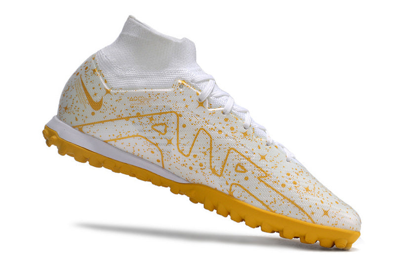 CHUTEIRA NIKE MERCURIAL AIR ZOOM SUPERFLY 9 ELITE SOCIETY - BRANCA E DOURADA