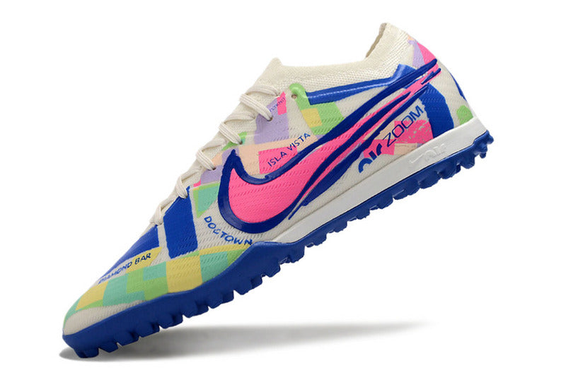 CHUTEIRA NIKE MERCURIAL AIR ZOOM VAPOR 15 ELITE SOCIETY "SOCAL" - BRANCA, AZUL E ROSA