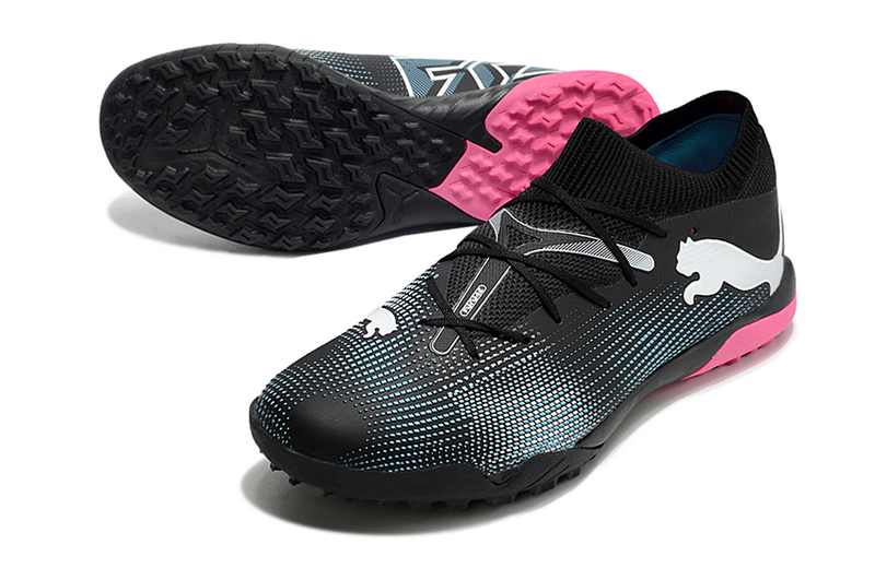 CHUTEIRA PUMA FUTURE 7 ULTIMATE SOCIETY - PRETA E ROSA