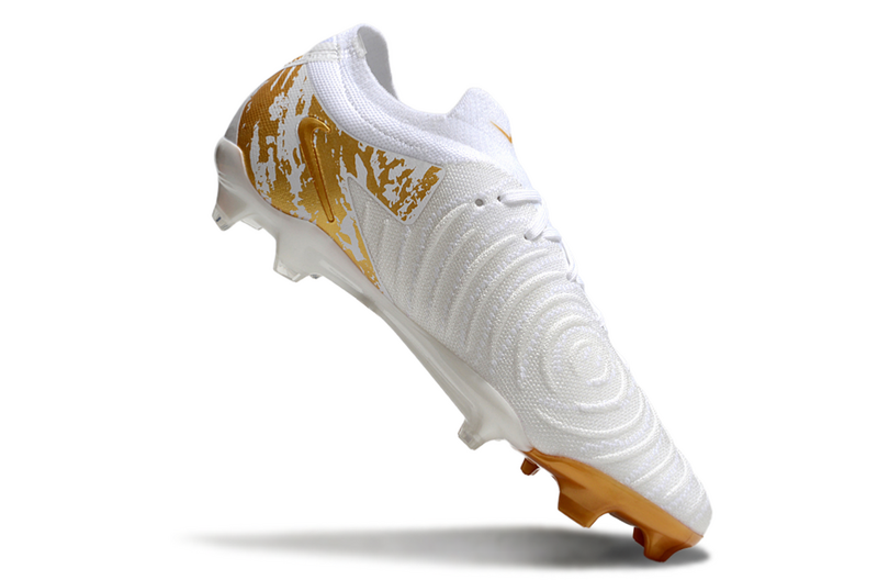 CHUTEIRA NIKE PHANTOM GX II ELITE CAMPO - BRANCA E DOURADA
