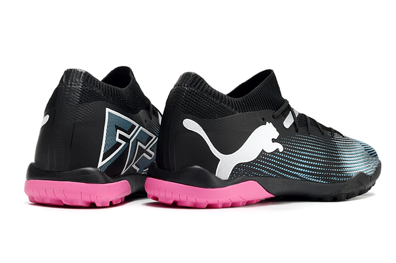 CHUTEIRA PUMA FUTURE 7 ULTIMATE SOCIETY - PRETA E ROSA