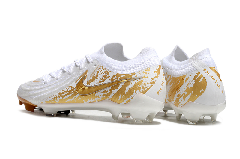 CHUTEIRA NIKE PHANTOM GX II ELITE CAMPO - BRANCA E DOURADA