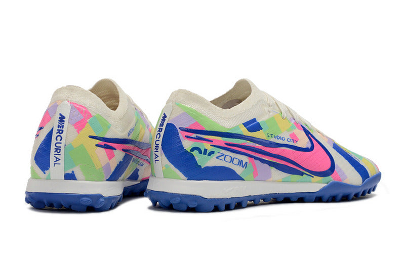 CHUTEIRA NIKE MERCURIAL AIR ZOOM VAPOR 15 ELITE SOCIETY "SOCAL" - BRANCA, AZUL E ROSA