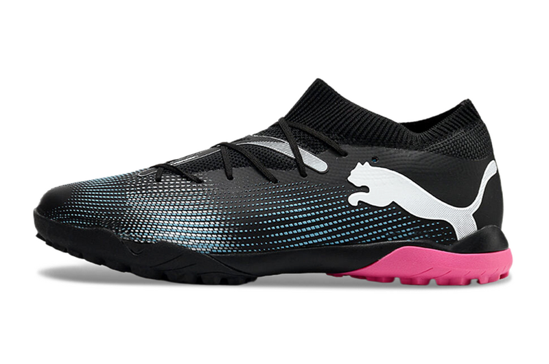 CHUTEIRA PUMA FUTURE 7 ULTIMATE SOCIETY - PRETA E ROSA
