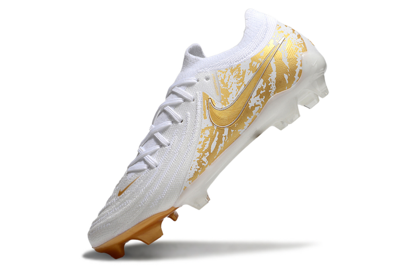 CHUTEIRA NIKE PHANTOM GX II ELITE CAMPO - BRANCA E DOURADA