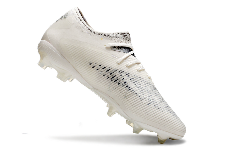CHUTEIRA PUMA FUTURE 8 ULTIMATE LOW CAMPO - BRANCA