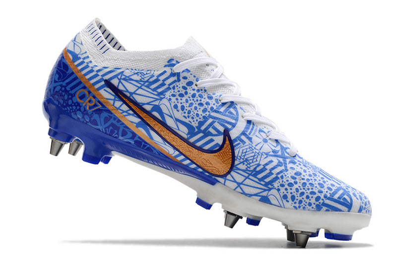 CHUTEIRA NIKE AIR ZOOM MERCURIAL VAPOR 15 ELITE TRAVA MISTA "CR7" - BRANCA E AZUL