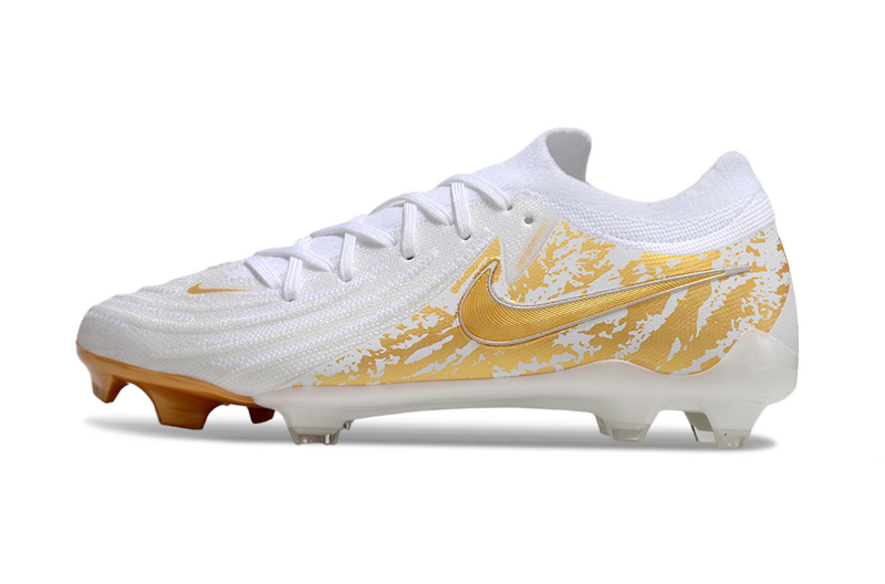 CHUTEIRA NIKE PHANTOM GX II ELITE CAMPO - BRANCA E DOURADA