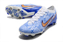 CHUTEIRA NIKE AIR ZOOM MERCURIAL VAPOR 15 ELITE TRAVA MISTA "CR7" - BRANCA E AZUL
