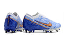 CHUTEIRA NIKE AIR ZOOM MERCURIAL VAPOR 15 ELITE TRAVA MISTA "CR7" - BRANCA E AZUL