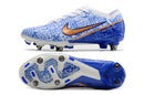 CHUTEIRA NIKE AIR ZOOM MERCURIAL VAPOR 15 ELITE TRAVA MISTA "CR7" - BRANCA E AZUL