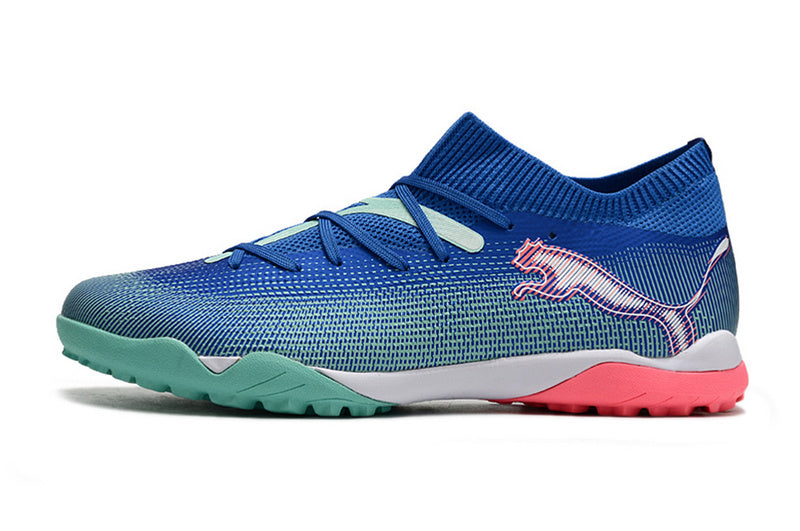 CHUTEIRA PUMA FUTURE 7 ULTIMATE SOCIETY - AZUL E ROSA