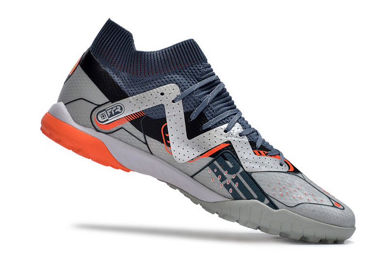 CHUTEIRA PUMA FUTURE ULTIMATE SOCIETY "ASTRONAUT" - CINZA E PRETA