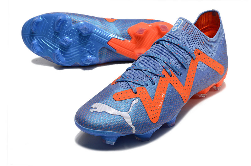 CHUTEIRA PUMA FUTURE ULTIMATE CAMPO "SUPERCHARGE" AZUL E LARANJA