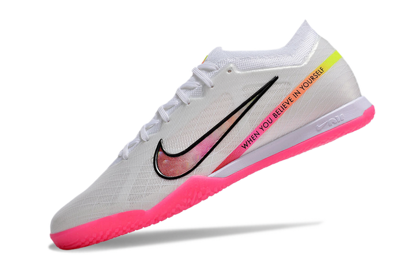 CHUTEIRA NIKE AIR ZOOM MERCURIAL VAPOR 15 ELITE FUTSAL "RASHFORD" - BRANCA E ROSA