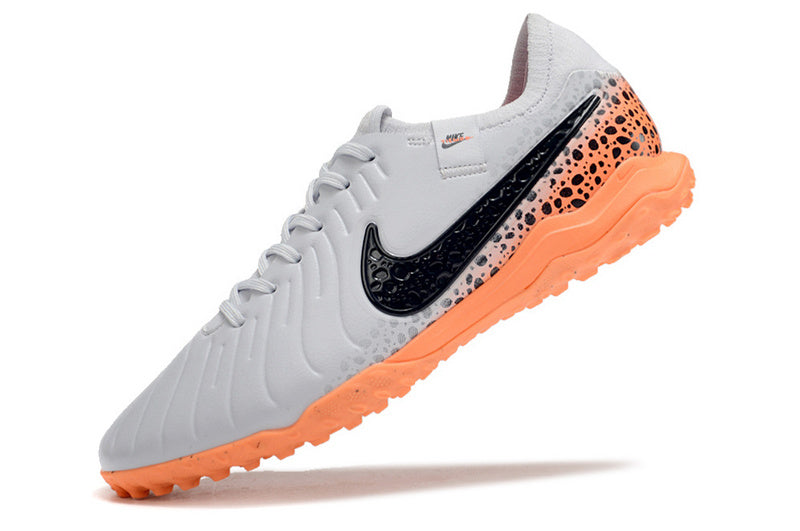 CHUTEIRA NIKE TIEMPO LEGEND 10 SOCIETY "ELECTRIC" - BRANCA E LARANJA