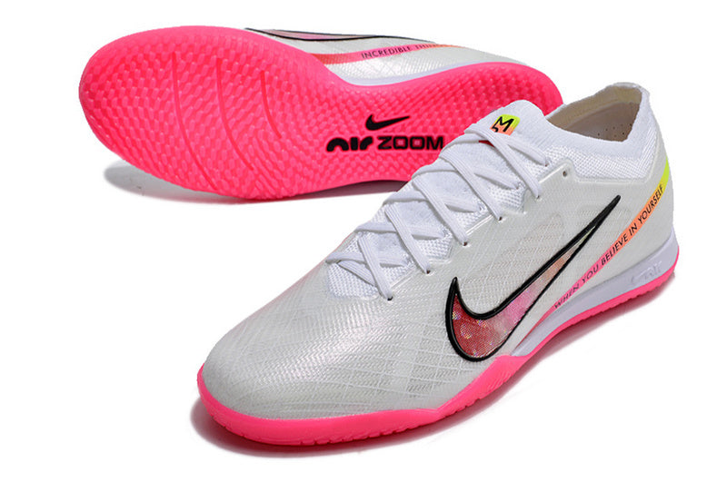 CHUTEIRA NIKE AIR ZOOM MERCURIAL VAPOR 15 ELITE FUTSAL "RASHFORD" - BRANCA E ROSA