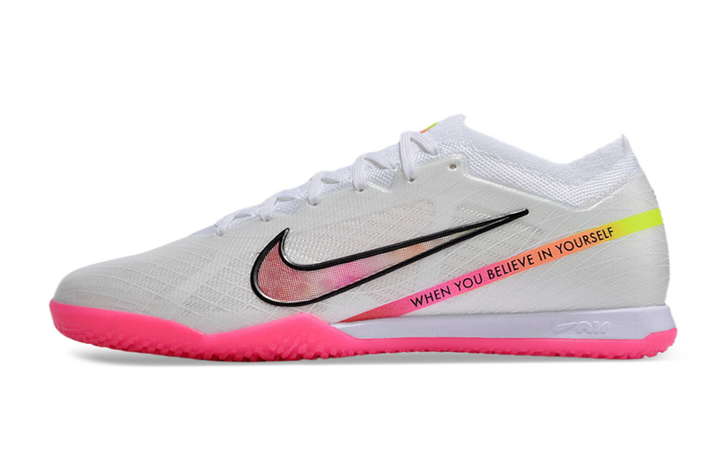 CHUTEIRA NIKE AIR ZOOM MERCURIAL VAPOR 15 ELITE FUTSAL "RASHFORD" - BRANCA E ROSA