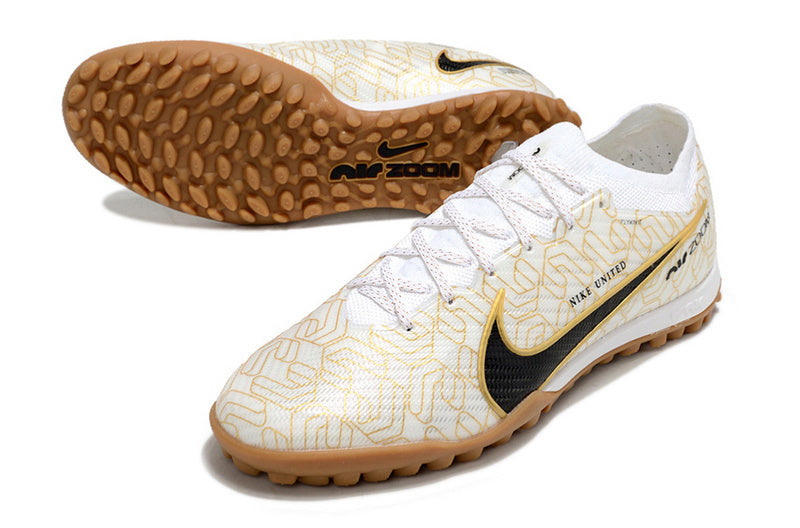 CHUTEIRA NIKE MERCURIAL AIR ZOOM VAPOR 15 ELITE SOCIETY - BRANCA E DOURADA
