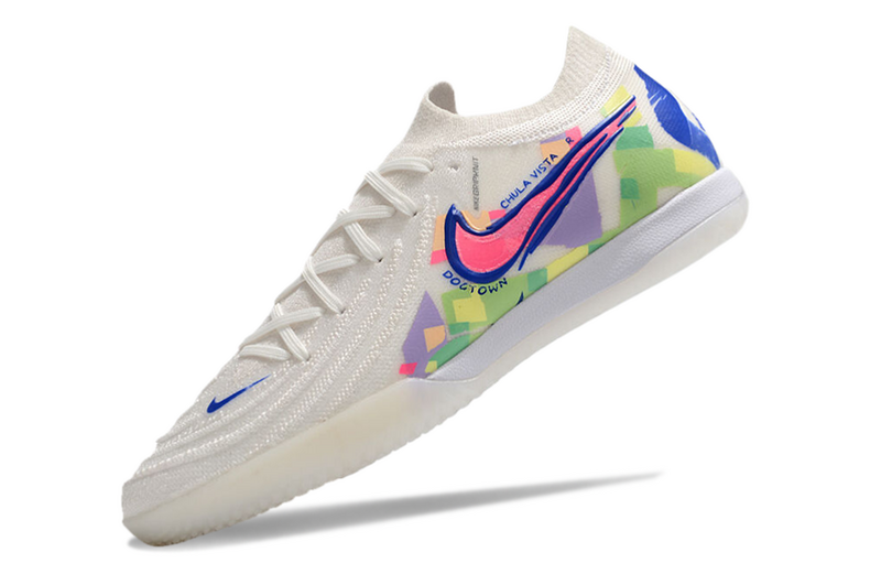 CHUTEIRA NIKE PHANTOM GX II ELITE FUTSAL - BRANCA, AZUL E ROSA