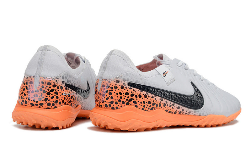 CHUTEIRA NIKE TIEMPO LEGEND 10 SOCIETY "ELECTRIC" - BRANCA E LARANJA
