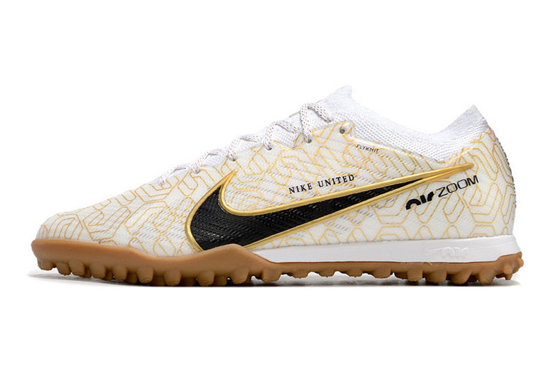 CHUTEIRA NIKE MERCURIAL AIR ZOOM VAPOR 15 ELITE SOCIETY - BRANCA E DOURADA