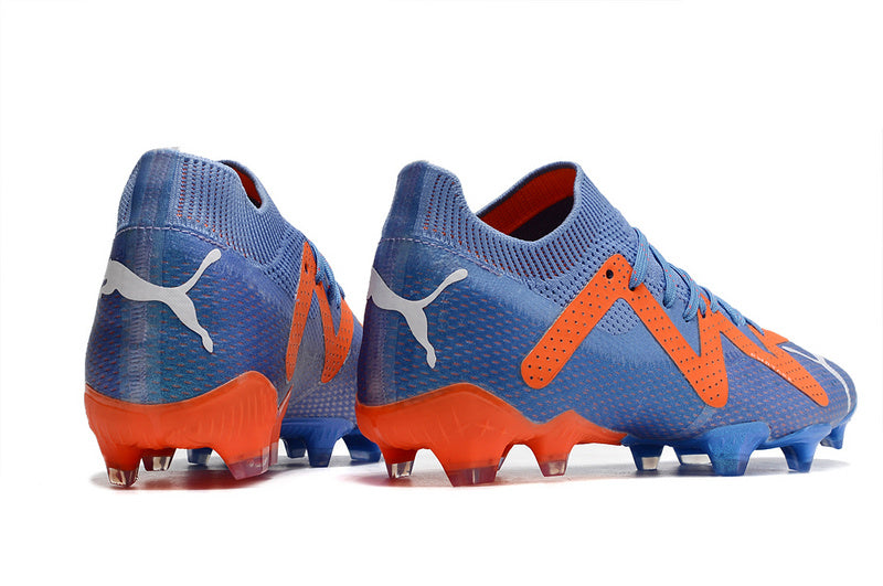 CHUTEIRA PUMA FUTURE ULTIMATE CAMPO "SUPERCHARGE" AZUL E LARANJA