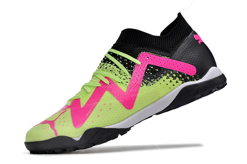 CHUTEIRA PUMA FUTURE ULTIMATE SOCIETY "TRICKS" - PRETA, VERDE E ROSA