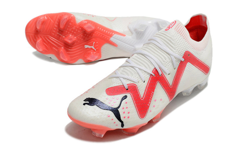 CHUTEIRA PUMA FUTURE ULTIMATE CAMPO "BREAKTHROUGHT" BRANCA E VERMELHA