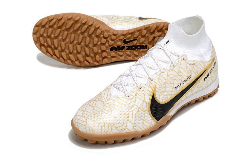 CHUTEIRA NIKE MERCURIAL AIR ZOOM SUPERFLY 9 ELITE SOCIETY "UNITED GOLDEN" - BRANCA E DOURADA