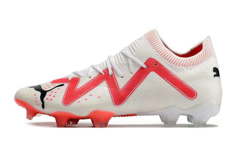 CHUTEIRA PUMA FUTURE ULTIMATE CAMPO "BREAKTHROUGHT" BRANCA E VERMELHA