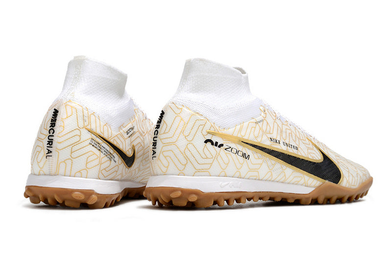 CHUTEIRA NIKE MERCURIAL AIR ZOOM SUPERFLY 9 ELITE SOCIETY "UNITED GOLDEN" - BRANCA E DOURADA
