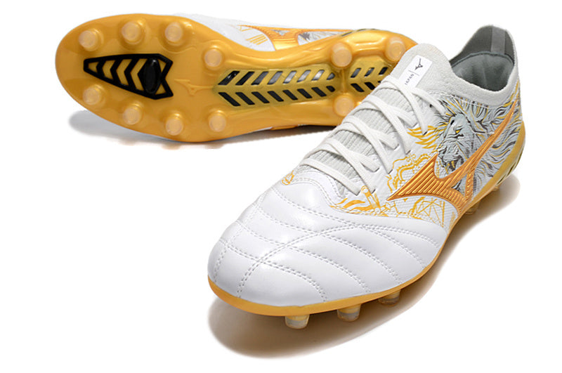 CHUTEIRA MIZUNO MORELIA NEO III JAPAN CAMPO "SÉRGIO RAMOS" - BRANCA E DOURADA